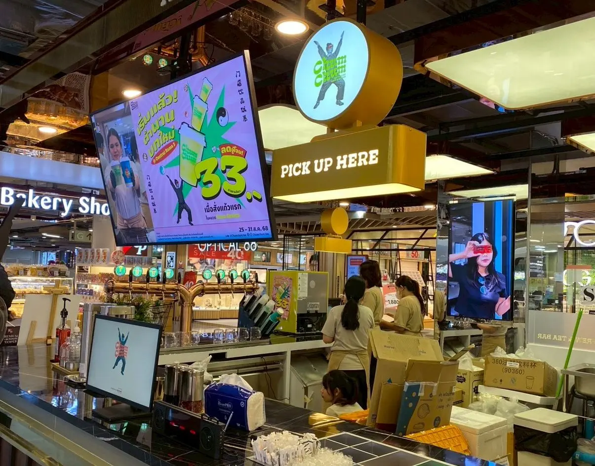 จอ Digital Signage ที่ร้าน ChumChum ใช้แสดงเมนูและโปรโมชั่น