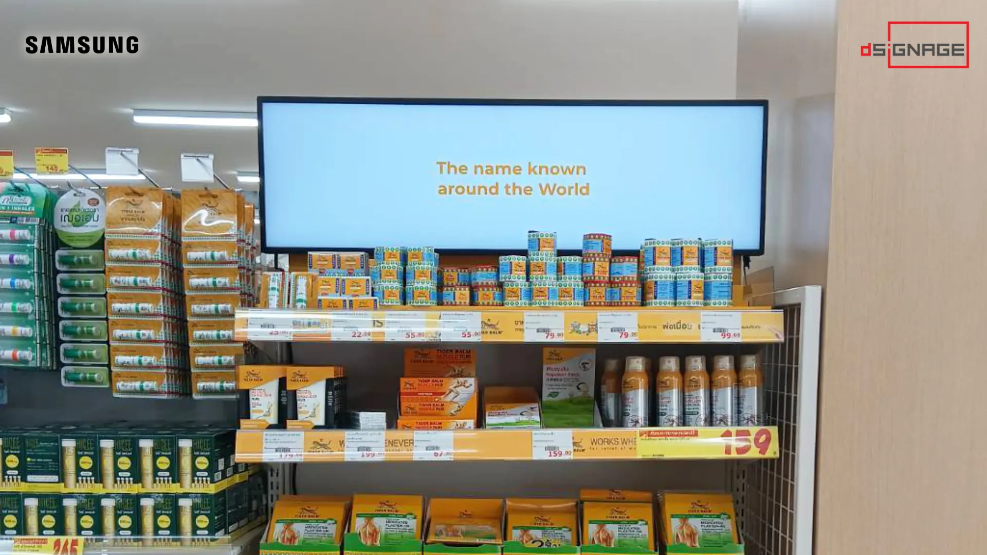 จอ Stretch Display 37 นิ้ว ติดตั้งบนชั้นวางสินค้าในร้าน Tsuruha เพื่อโปรโมทผลิตภัณฑ์อย่างมีประสิทธิภาพ